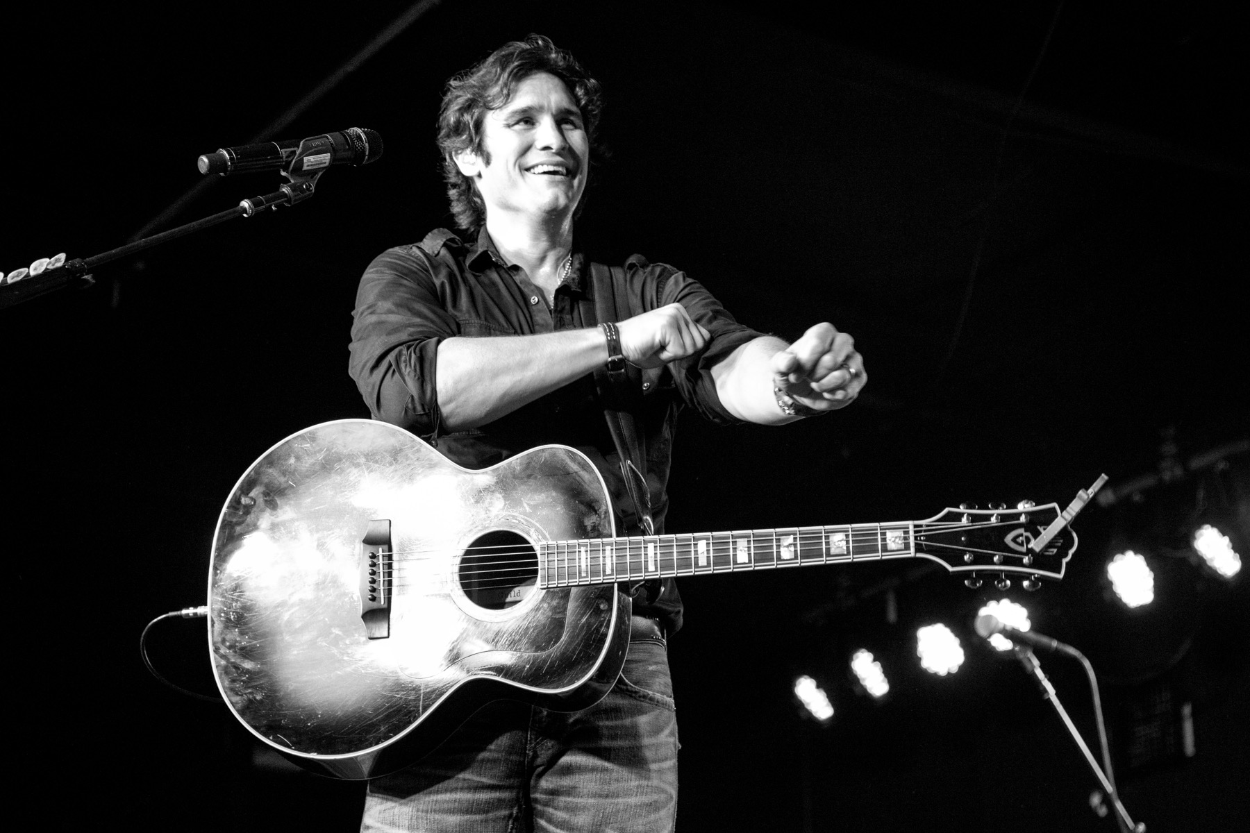 Joe Nichols performing live